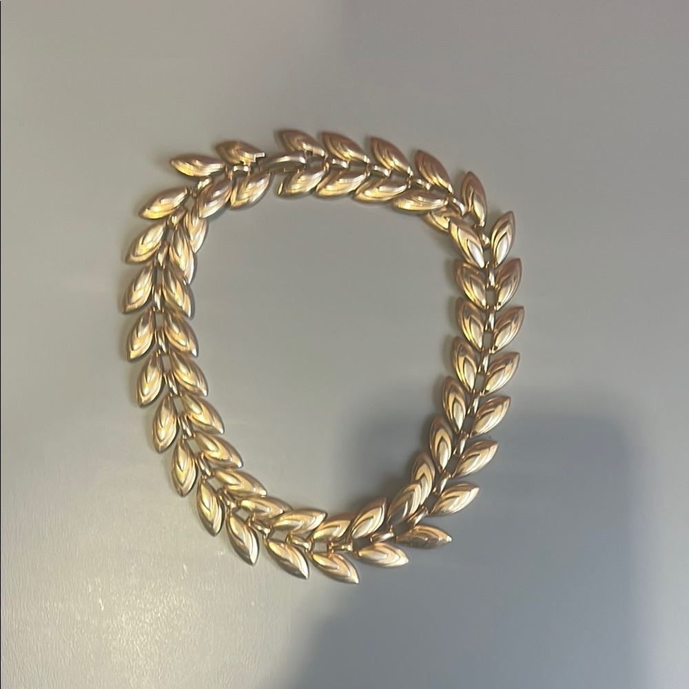 Elegant Gold Leaf Necklace